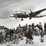 A to znane berlińskie zdjęcie Little Vittles w 1948 r