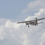 I Dornier-28 w powietrzu. Widoczne oryginalne w pomyśle zawieszenie silników