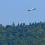 A szybowiec zatoczywszy krąg nad wzgórzami ...