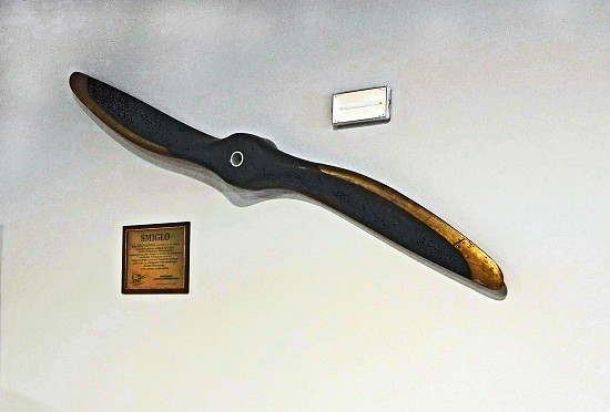 Zawisło w łososińskim hangarze - śmigło od Zbyszka