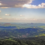W śródgórskiej kotlinie Krynica, dalej dominuje ruda graniczna Lackowa, na prawo słowacki Busov - 1003 m n.p.m.  4 m wyższy od najwyższej w Beskidzie Niskim  Lackowej.