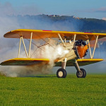 Przed startem Boeing Stearman "wypuszcza czad".