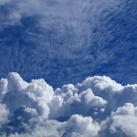Warstwowy stratocumulus i wysoko nad nim cirrocumulus lacunosus (pierzasto-kłębiasty)