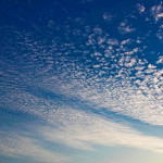 Fotogeniczny cirrus radiatus (promienisty)