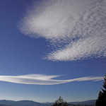 Zapowiedź halnego. Nad Beskidem Wyspowym wydłużona soczewka, wyżej cirrocumulus lacunosus (dziurawy) ...