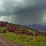 Miejska Góra nad Limanową - praecipitatio, "oberwanie chmury" . Zdjęcie ilustruje potęgę zjawiska związanego z  komórką burzową,   oraz jego lokalny do kilku kilometrów zakres