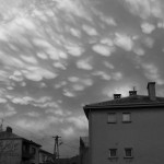 Zdarza się,  że na stropie chmur przechodzącej już burzy pojawiają się zwisające "wymiona" zwane z łaciny "mammatus".  To wynik starcia się dwóch warstw powietrza o różnej temperaturze.