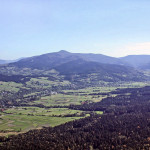 Jurków. Na prawo od Mogielicy (1170 m) Jasień (1052 m)