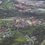 I kolejno mijany przez rzekę Tymbark, niegdyś miasto kazimierzowskie, dziś wieś, ale i prężny ośrodek przemysłu.