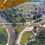 Siedemnastowieczny lub starszy dwór Michałowskich - widoczny obok  mostu