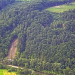 Stromiznę stoków podkreślają pojawiające się tu i tam  oberwiska ...