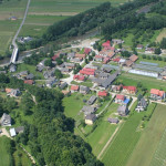W kolejnym rozpłaszczeniu doliny Strzeszyce z zadbaną nietypową zabudową - pozostałość po niemieckich osadnikach z początku XIX wieku.