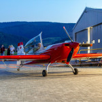W samolocie Extra 330 Adam Labus kierujący zespołem Fire Birds, stoją A. Nowak i R. Filipek