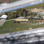 Fragment lotniska przez boczny wizjer